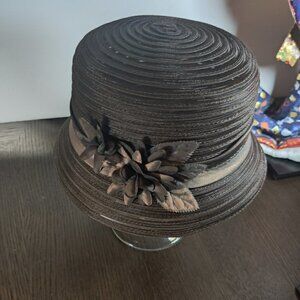 Hat in Brown is a Straw Cloche short brim Vintage, perfect for Sunny Afternoons.